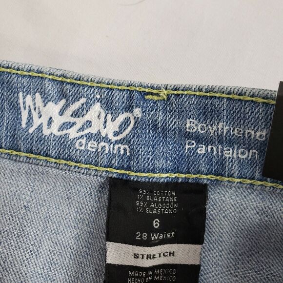 Mossimo Womens Shorts Size 6 Low Rise Boyfriend Light Wash Button Fly Distressed - Picture 7 of 8